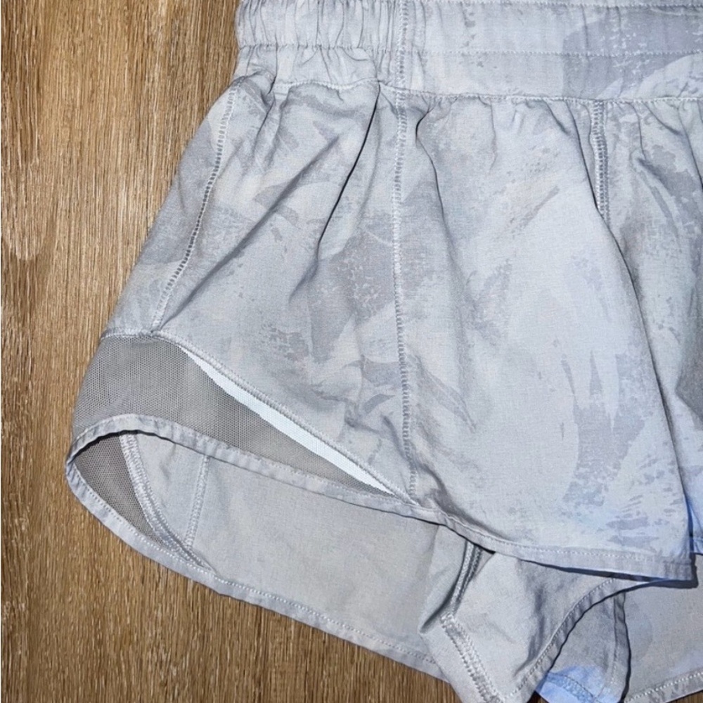 Lululemon Hotty Hot Shorts size 2 - Picture 2 of 8